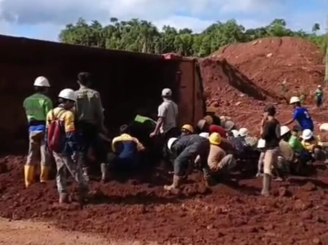  
Truck material overburden (OB) mengalami kecelakaan di wilayah Izin Usaha Pertambangan (IUP) PT Margo Karya Mandiri (PT MKM) di Desa Batuawu, Kecamatan Kabaena Selatan, Kabupaten Bombana. Foto: Istimewa
