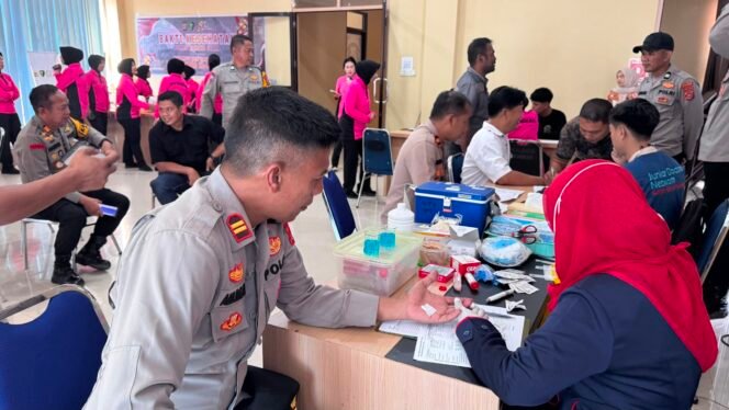 
 Polres Konawe Utara menggelar bakti kesehatan berupa cek kesehatan gratis (CKG), pemberian alat bantu disabilitas, dan donor darah. Foto: Istimewa