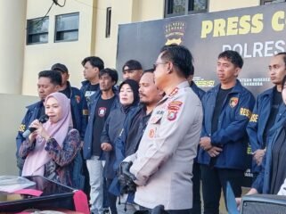 Seorang PNS berinisial LR (kiri) menyambpaikan terimakasih kepada Kepolisian Resor Kota Kendari setelah pelaku pencurian mobil dan barang berharga miliknya ditangkap, Kamis (25/6/2026). Foto: Penafaktual.com