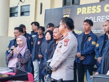Seorang PNS berinisial LR (kiri) menyambpaikan terimakasih kepada Kepolisian Resor Kota Kendari setelah pelaku pencurian mobil dan barang berharga miliknya ditangkap, Kamis (25/6/2026). Foto: Penafaktual.com