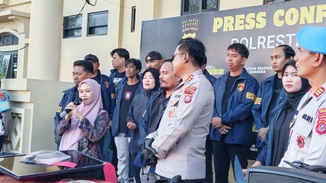 
 Seorang PNS berinisial LR (kiri) menyambpaikan terimakasih kepada Kepolisian Resor Kota Kendari setelah pelaku pencurian mobil dan barang berharga miliknya ditangkap, Kamis (25/6/2026). Foto: Penafaktual.com