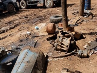 bekas dan onderdil alat berat milik PT GMS yang dilampirkan LPTE. Foto: Istimewa
