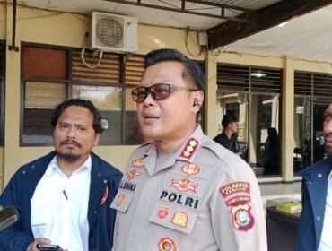 Kapolresta Kendari Kombes Pol Edwin L Sengka saat wawancara pengungkapan kasus pria bersajam mengamuk di SPBU. Foto:Penafaktual.com
