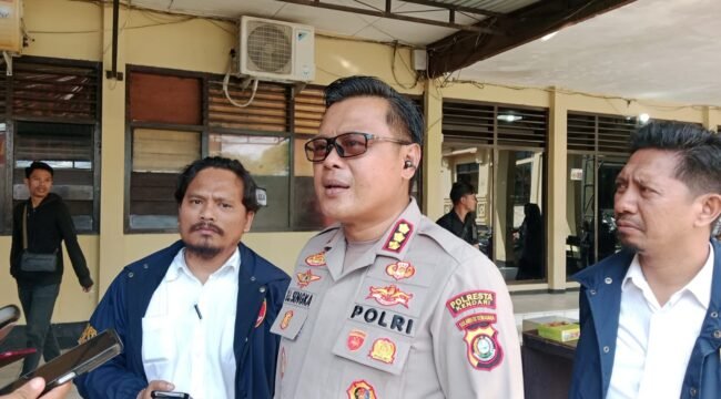 Kapolresta Kendari Kombes Pol Edwin L Sengka saat wawancara pengungkapan kasus pria bersajam mengamuk di SPBU. Foto:Penafaktual.com
