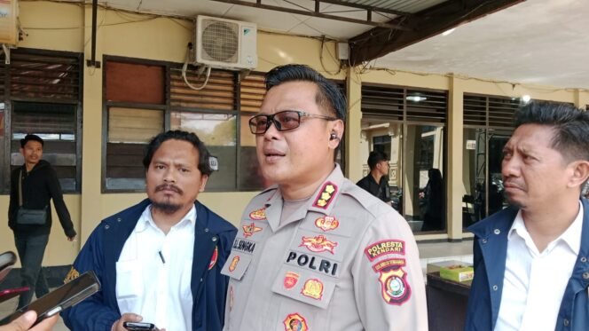 
 Kapolresta Kendari Kombes Pol Edwin L Sengka saat wawancara pengungkapan kasus pria bersajam mengamuk di SPBU. Foto:Penafaktual.com