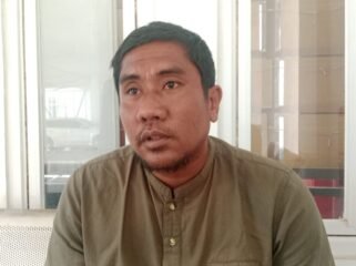 Mantan Karyawan PT Pelita Putra Bulukumba Bersama (PPBB) Zainal Abidin mengadukan perusahaan ke DPRD Kota Kendari terkait dugaan pelanggaran hak pekerja. Foto: Penafaktual.com