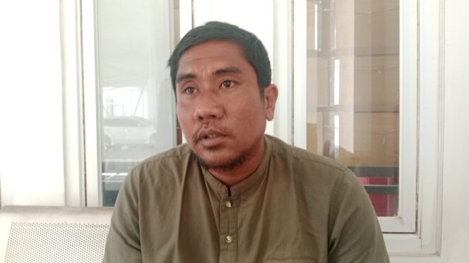 
 Mantan Karyawan PT Pelita Putra Bulukumba Bersama (PPBB) Zainal Abidin mengadukan perusahaan ke DPRD Kota Kendari terkait dugaan pelanggaran hak pekerja. Foto: Penafaktual.com