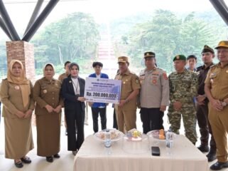Proses penyerahan Beasiswa  secara simbolik yang diberikan oleh Bank Sultra kepada salah satu mahasiswa Universitas Muhammadiyah Kolaka (UMKOTA). Foto: Istimewa