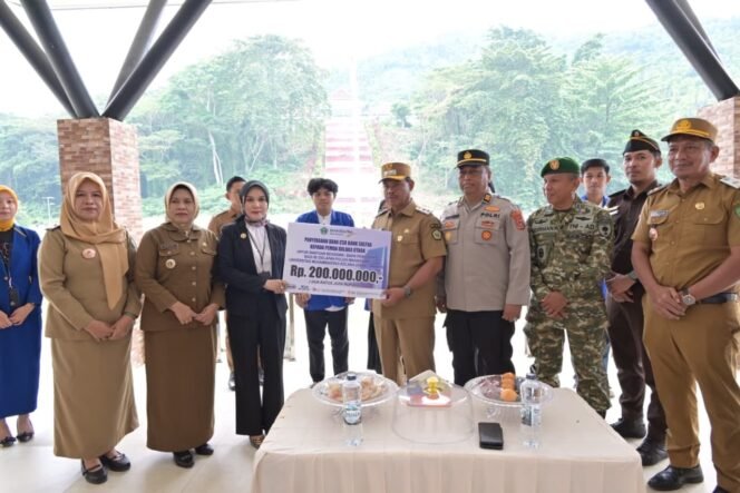 
 Proses penyerahan Beasiswa  secara simbolik yang diberikan oleh Bank Sultra kepada salah satu mahasiswa Universitas Muhammadiyah Kolaka (UMKOTA). Foto: Istimewa