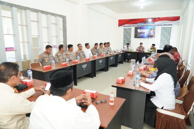 
 Kapolda Sulawesi Tenggara Brigjen Pol. Dr. Himawan Bayu Aji, S.H., S.I.K., M.H. menggelar silaturahmi bersama Kantor Wilayah Kementerian Agama Sultra FKUB Sultra. Foto: Istimewa