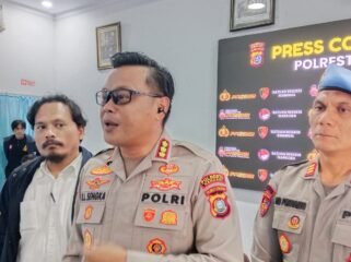 Kapolresta Kendari, Kombes Pol Edwin L Sengka saat konferensi pers di Polresta Kendari, Senin (29/6/2026). Foto: Penafaktual.com.