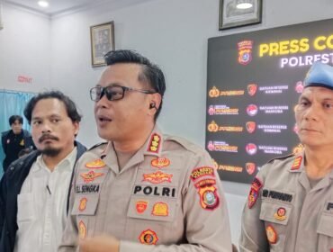 Kapolresta Kendari, Kombes Pol Edwin L Sengka saat konferensi pers di Polresta Kendari, Senin (29/6/2026). Foto: Penafaktual.com.