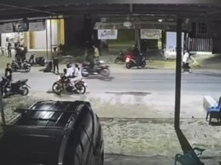 Tangkapan layar rekaman CCTV yang menujukan kelakaan sepeda motor di Ladongi Kolaka Timur. Foto:Istimewa