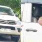 Pengemudi Toyota Hilux diduga dalam kondisi mabuk serempet pengendara lain hingga korban terluka. Foto: Istimewa