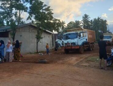 Sejumlah masyarakat lingkar tambang terlihat berkumpul di jalur operasional PT BKA untuk menuntut realisasi kesepakatan PPM di Kecamatan Motui Konut. Foto: Istimewa