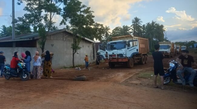 Sejumlah masyarakat lingkar tambang terlihat berkumpul di jalur operasional PT BKA untuk menuntut realisasi kesepakatan PPM di Kecamatan Motui Konut. Foto: Istimewa