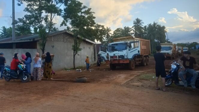 
 Sejumlah masyarakat lingkar tambang terlihat berkumpul di jalur operasional PT BKA untuk menuntut realisasi kesepakatan PPM di Kecamatan Motui Konut. Foto: Istimewa