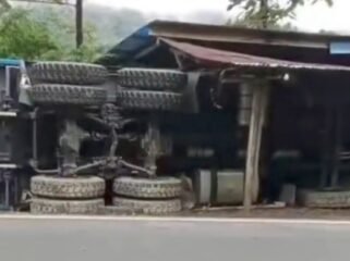 Sebuah dump truk menabarak kios warga di Konut hingga rusak parah. Foto: Istimewa.
