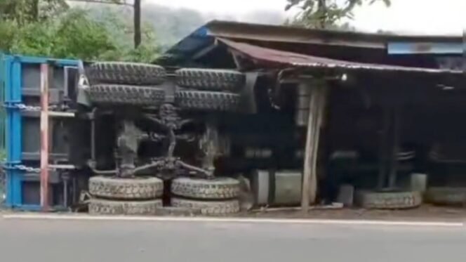 
 Sebuah dump truk menabarak kios warga di Konut hingga rusak parah. Foto: Istimewa.