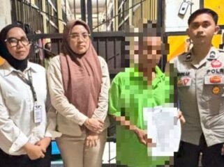 Seorang guru sekolah dasar di Muna Barat inisial UU (kedua dari kanan) ditahan Polda Sultra duduga cabuli sejumlah siswi di lingkungan sekolah. Foto: Istimewa