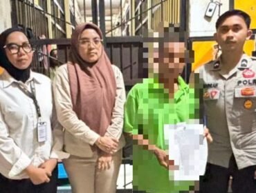 Seorang guru sekolah dasar di Muna Barat inisial UU (kedua dari kanan) ditahan Polda Sultra duduga cabuli sejumlah siswi di lingkungan sekolah. Foto: Istimewa