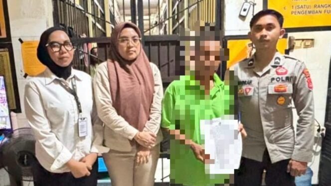 
 Seorang guru sekolah dasar di Muna Barat inisial UU (kedua dari kanan) ditahan Polda Sultra duduga cabuli sejumlah siswi di lingkungan sekolah. Foto: Istimewa