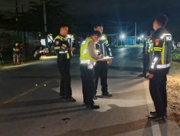 Personel Satlantas Polres Konawe saat melakukan olah TKP di lokasi kecelakaan yang menewaskan seorang lansia. Foto: Istimewa