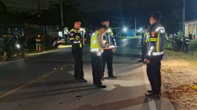 
 Personel Satlantas Polres Konawe saat melakukan olah TKP di lokasi kecelakaan yang menewaskan seorang lansia. Foto: Istimewa