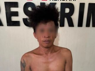 Pria berinisial DE (38) ditamgkap aparat kepolisian setelah diduga curi tas milik kornan di Kendari. Foto: Istimewa.
