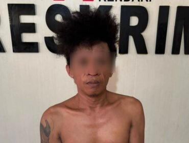 Pria berinisial DE (38) ditamgkap aparat kepolisian setelah diduga curi tas milik kornan di Kendari. Foto: Istimewa.