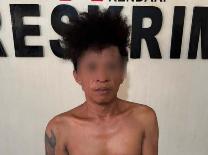 
 Pria berinisial DE (38) ditamgkap aparat kepolisian setelah diduga curi tas milik kornan di Kendari. Foto: Istimewa.