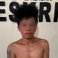 Pria berinisial DE (38) ditamgkap aparat kepolisian setelah diduga curi tas milik kornan di Kendari. Foto: Istimewa.