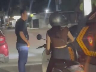 Tangkapan layar video seorang wanita di Kendari diadang pria tak dikenal saat dalam perjalanan pulang. Foto: Istimewa.