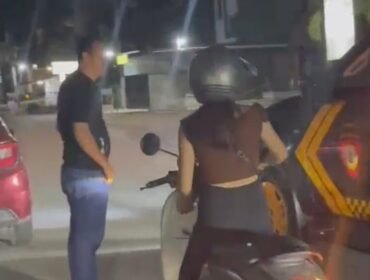 Tangkapan layar video seorang wanita di Kendari diadang pria tak dikenal saat dalam perjalanan pulang. Foto: Istimewa.