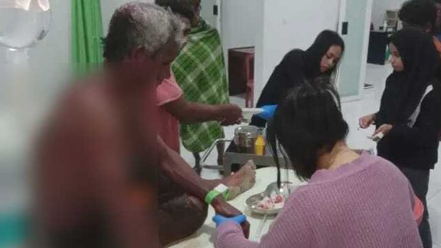La Haji Kaenda (54) tengah menjalani perawatan medis di rumah sakit setelah mengalami luka bacok senjata tajam. Foto: Istimewa
