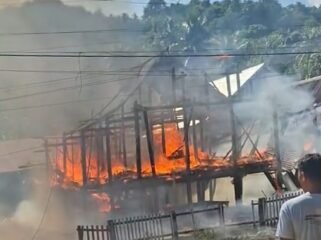 Rumah seorang petani di Bombana, Najemudin (65) ludes terbakar, Selasa (9/6/2026). Foto: Istimewa.