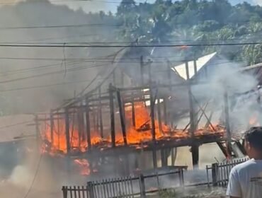 Rumah seorang petani di Bombana, Najemudin (65) ludes terbakar, Selasa (9/6/2026). Foto: Istimewa.