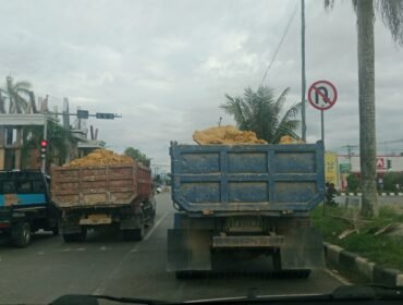 Dua mobil truk dengan muatan diduga melebihi kapasitas melintas di Jalan Raya Kota Kendari. Foto: Istimewa.