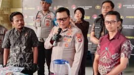 Kapolresta Kendari Kombes Pol Edwin L Sengka (tengah) saat konferensi pers pengungkapan kasus krimininal di wilayah Kota Kendari, Jumat (12/6/2026). Foto: Penafaktual.com