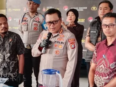 Kapolresta Kendari Kombes Pol Edwin L Sengka (tengah) saat konferensi pers pengungkapan kasus krimininal di wilayah Kota Kendari, Jumat (12/6/2026). Foto: Penafaktual.com