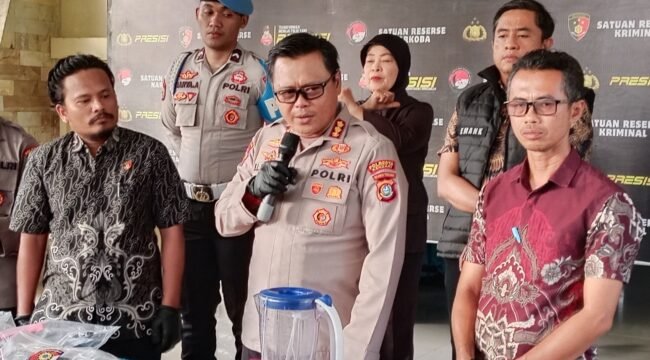 Kapolresta Kendari Kombes Pol Edwin L Sengka (tengah) saat konferensi pers pengungkapan kasus krimininal di wilayah Kota Kendari, Jumat (12/6/2026). Foto: Penafaktual.com