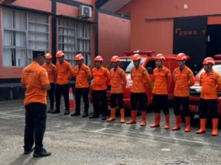 Sejumlah personel Kantor Pencarian dan Pertolongan (KPP) Kota Kendari dikerahkan untuk melakukan operasi pencarian terhadap remaja yang hilang di Konawe Selatan. Foto: Istimewa