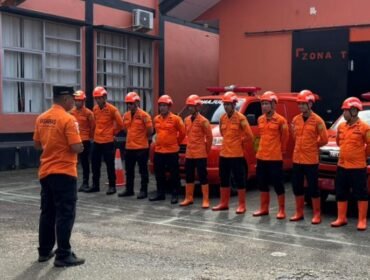 Sejumlah personel Kantor Pencarian dan Pertolongan (KPP) Kota Kendari dikerahkan untuk melakukan operasi pencarian terhadap remaja yang hilang di Konawe Selatan. Foto: Istimewa