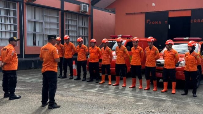 
 Sejumlah personel Kantor Pencarian dan Pertolongan (KPP) Kota Kendari dikerahkan untuk melakukan operasi pencarian terhadap remaja yang hilang di Konawe Selatan. Foto: Istimewa