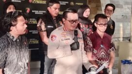 Kapolresta Kendari, Kombes Pol Edwin L. Sengka, saat konferensi pers di lobi Mapolresta Kendari. Foto: Penafaktual.com