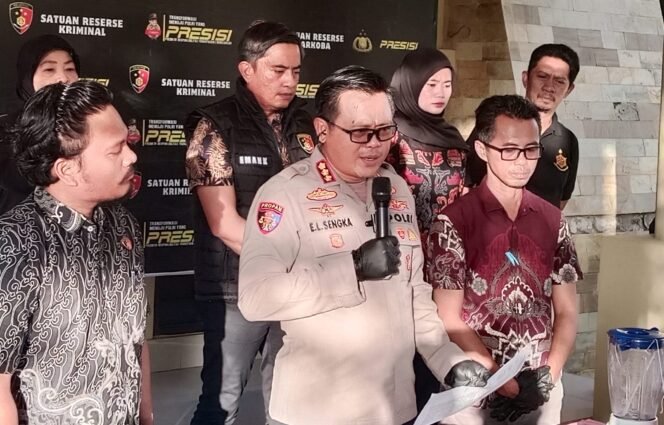 
 Kapolresta Kendari, Kombes Pol Edwin L. Sengka, saat konferensi pers di lobi Mapolresta Kendari. Foto: Penafaktual.com