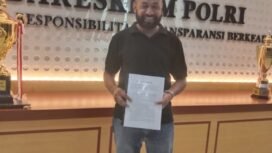 John Gerki Morin, melalui kuasa hukumnya, Agus Suprijatna melaporkan Bupati Tanggamus, H. Mohammad Saleh Asnawi ke Bareskrim Polri atas dugaan tindak pidana penipuan dan penggelapan terkait transaksi penjualan tanah di Kabupaten Tangerang, Banten. Foto: Istimewa