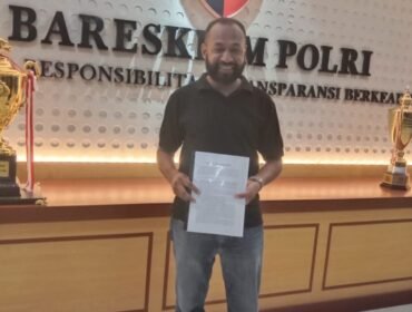 John Gerki Morin, melalui kuasa hukumnya, Agus Suprijatna melaporkan Bupati Tanggamus, H. Mohammad Saleh Asnawi ke Bareskrim Polri atas dugaan tindak pidana penipuan dan penggelapan terkait transaksi penjualan tanah di Kabupaten Tangerang, Banten. Foto: Istimewa  
