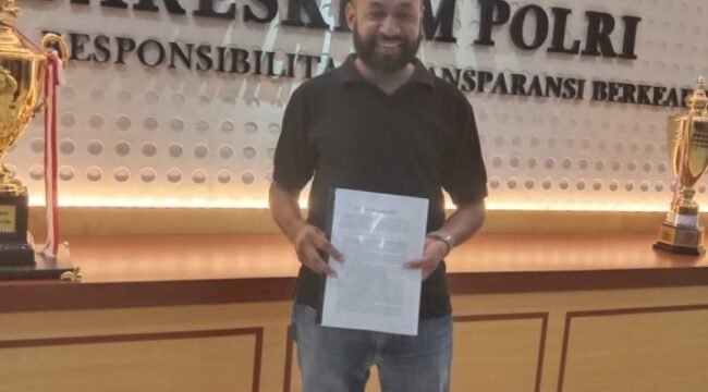 John Gerki Morin, melalui kuasa hukumnya, Agus Suprijatna melaporkan Bupati Tanggamus, H. Mohammad Saleh Asnawi ke Bareskrim Polri atas dugaan tindak pidana penipuan dan penggelapan terkait transaksi penjualan tanah di Kabupaten Tangerang, Banten. Foto: Istimewa  