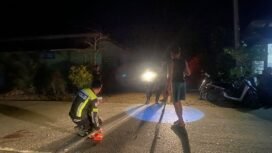 Personel Sat Lantas Polres Konsel saat melakukan oleh TKP di lokasi kecelakaan. Foto: Istimewa